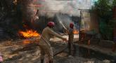 Petugas pemadam kebakaran memadamkan api yang membakar sebuah hotel di New Delhi, India, Rabu 3 Juni 2026. (AP Photo/Manish Swarup)