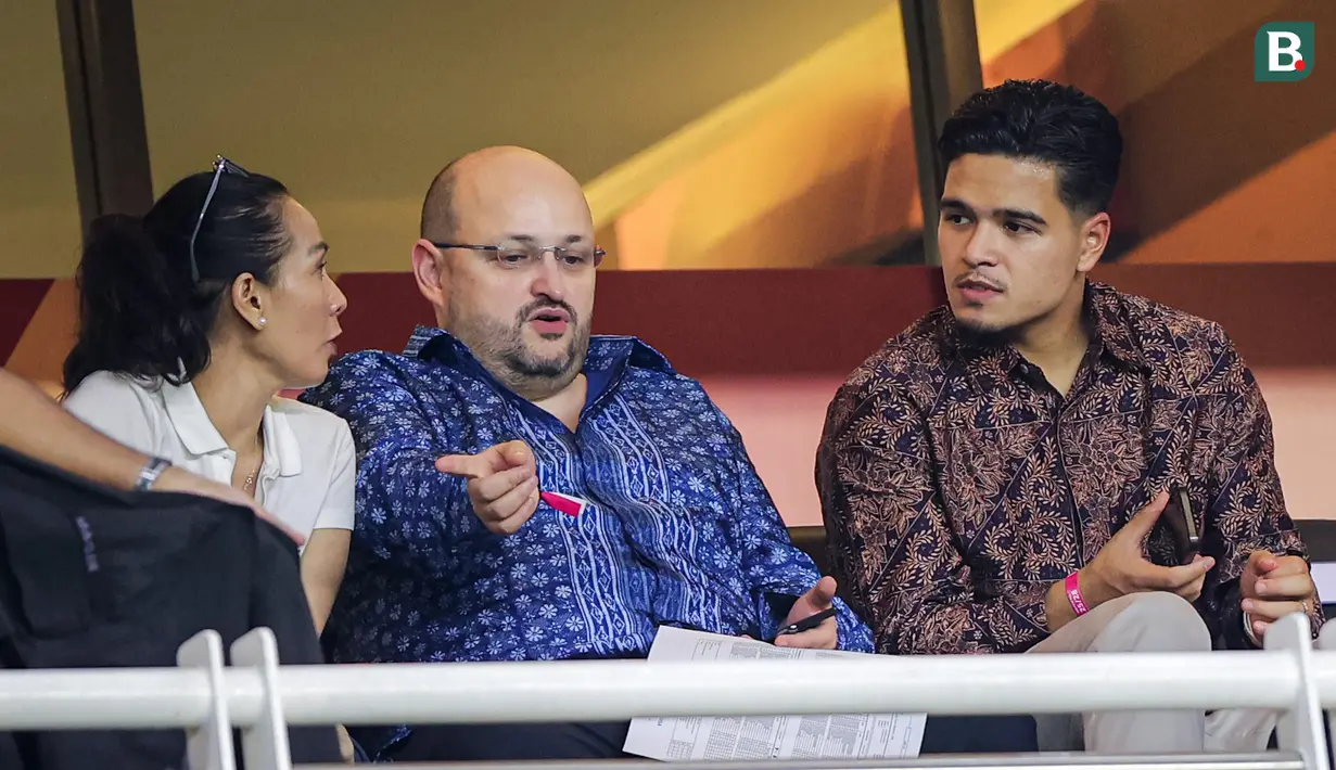 <p>Calon pemain naturalisasi Timnas Indonesia,&nbsp;Ragnar Oratmangoen (kanan), saat menghadiri&nbsp;laga pamungkas Grup A Piala Dunia U-17 2023 antara Timnas Maroko U-17 melawan Timnas Indonesia U-17 yang berlangsung di Stadion Gelora Bung Tomo, Surabaya, Kamis (16/11/2023). (Bola.com/Bagaskara Lazuardi)</p>