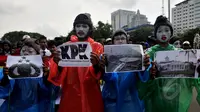 Dalam aksinya di depan Istana Negara, para mahasiswa yang menjadi kurcaci memperlihatkan gambar-gambar lembaga negara, Jakarta, Jumat (30/1/2015). (Liputan6.com/Johan Tallo)