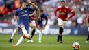 Penyerang Chelsea, Eden Hazard, melepaskan tendangan penalti saat melawan Manchester United pada laga final Piala FA 2017-2018 di Stadion Wembley, Sabtu (19/5/2018). Chelsea menang 1-0 atas Manchester United. (AP/Nick Potts)