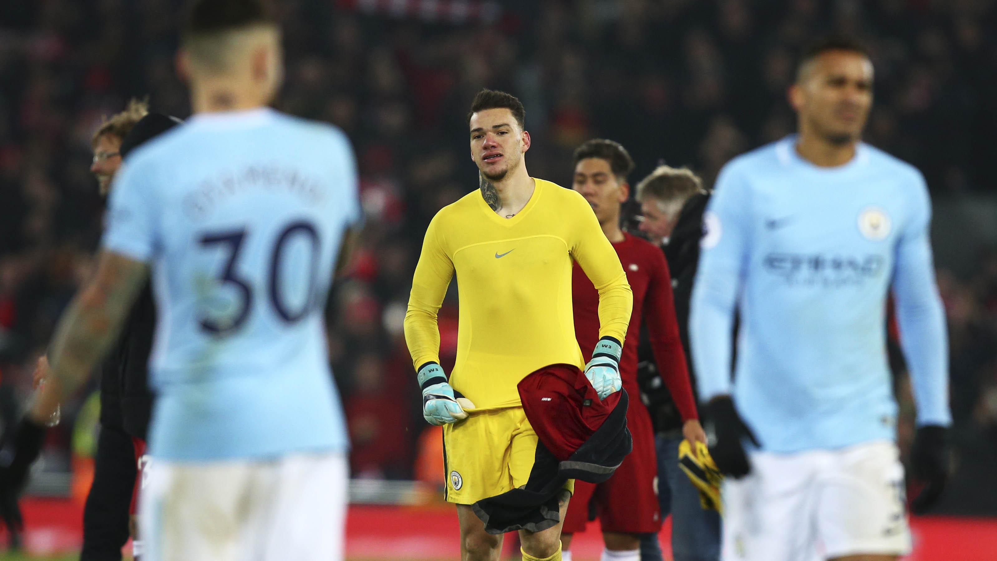 Kiper Manchester City, Ederson, tampak kecewa usai ditaklukkan Liverpool pada laga Premier League di Stadion Anfield, Minggu (14/1/2018). Liverpool menang 4-3 atas Manchester City. (AP/Dave Thompson)