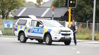 Polisi bersenjata bersiaga di lokasi penembakan di dekat sebuah masjid di Kota Christchurch (AP/Radio NZ)