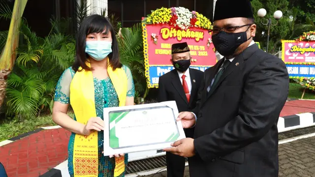 Bryna mendapat piagam penghargaan langsung dari Menteri Agama sebagai Pemudi Teladan dari Khonghucu