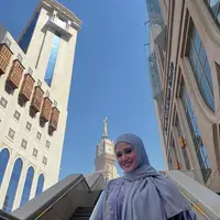 Penampilan Tissa Biani selama menjalankan ibadah Umroh kebanjiran pujian dari warganet. Selain cantik dalam balutan hijab, ia tampil dengan pesona khas menantu soleha [@tissabiani]