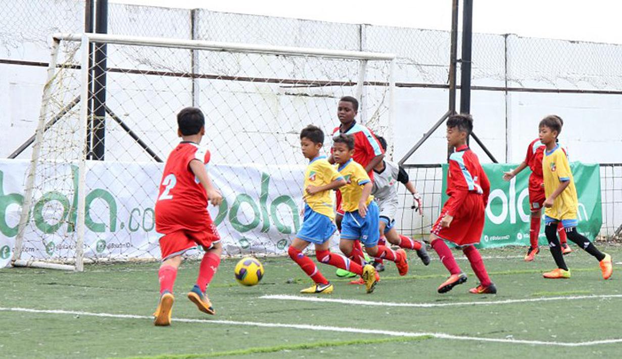 Para pemain U-11 silih berganti melancarkan serangan ke gawang lawannya dalam Liga Bola Indonesia di Sabnani Park, Tangerang Selatan, Minggu (16/10/2016). (Liga Bola Indonesia)