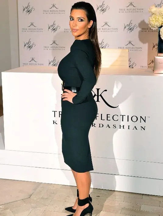 Jika benar terjadi, kabar perceraian ini nampaknya cukup mengejutkan publik. Mengingat selama ini Kanye dan Kim selalu menghadirkan kemesraan di depan umum. (AFP/Bintang.com)