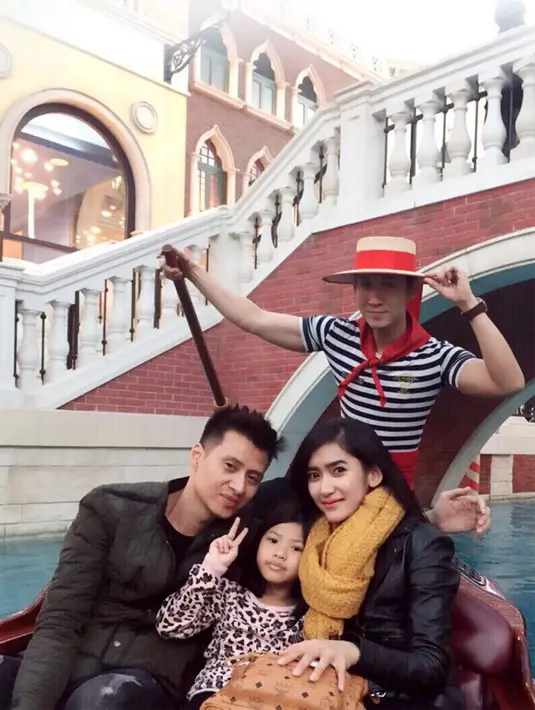 "Dia itu penulis skenario sinetron Azizah yang saya bintangi. Sejak pertemuan itu hubungan kami terus berlanjut dan semakin intens," kata perempuan kelahiran Pontianak, 32 tahun silam kepada Bintang.com, Kamis (25/8/2016) siang. (dok. Pribadi)