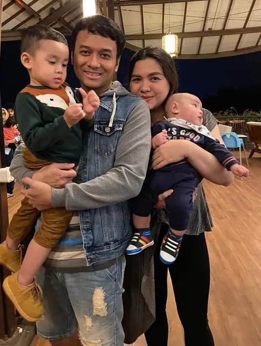 Perempuan asal Cilacap, Jawa Tengah, ini tak ingin ambil pusing terkait berat badannya sekarang. Alasannya, kini Vicky masih menyusui buah hatinya, dan sang suami pun melarangnya untuk diet sekarang ini. (Instagram/vickyshu)