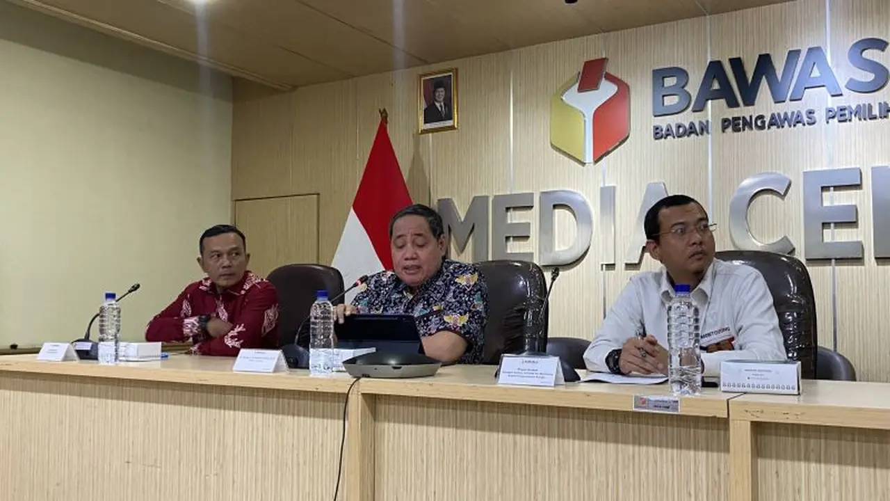 Anggota Bawaslu RI Herwyn J.H. Malonda (tengah) berbicara pada diskusi publik bertajuk "Pemilu Tanpa Uang Tunai, Solusi atau Ilusi?" di Kantor Bawaslu RI, Jakarta, Rabu (6/5/2026) (Antara)