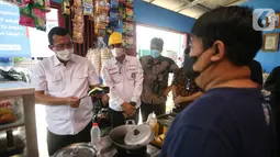Direktur Utama Bank BTN Haru Koesmahargyo berbincang dengan pemilik warung saat memantau penyaluran Bantuan Sosial (Bansos) dan Bantuan Subsidi Upah (BSU) bagi masyarakat terdampak Covid-19 di wilayah Cikarang dan Karawang, Jawa Barat. (Liputan6.com/HO/BTN)