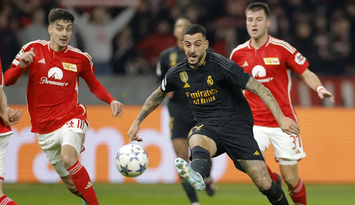 Pemain Real Madrid, Joselu mengumpan bola ke rekannya saat laga lanjutan Grup C Liga Champions 2023/2024 melawan Union Berlin di Olympiastadion, Berlin, Jerman, Rabu (13/12/2023) dini hari WIB. (AFP/Odd Andersen)