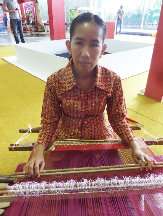 Ibu Hasmala, penenun songket/ copyright by Vemale.com