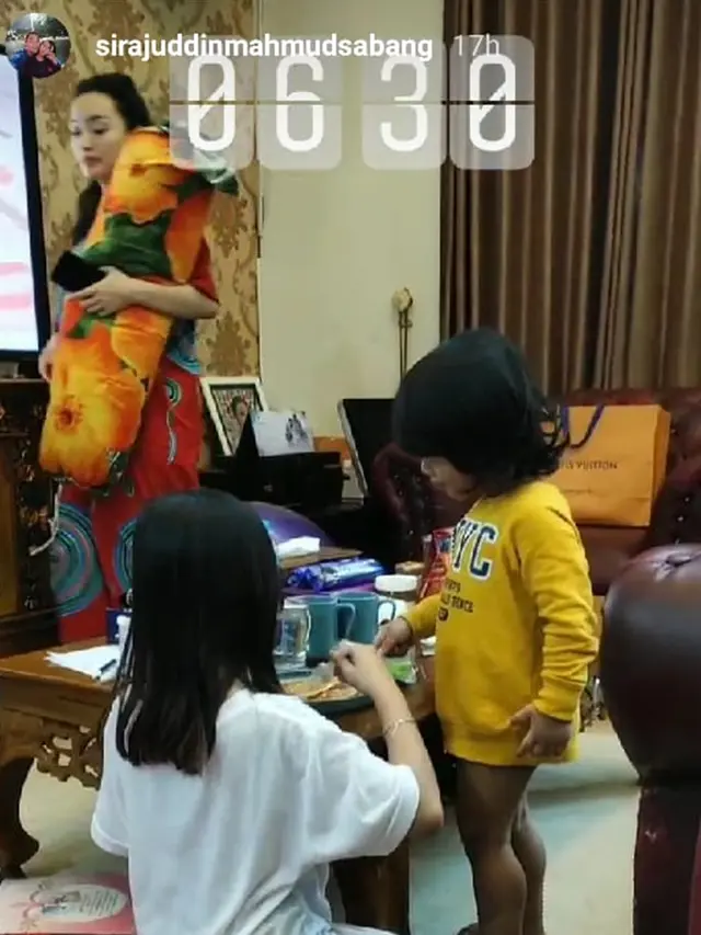 5 Momen Kebersamaan Zaskia Gotik dan Putri Sambungnya, Penuh Perhatian