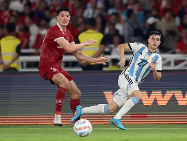 Bek Timnas Indonesia, Elkan Baggott, mengawal pergerakan pemain Timnas Argentina, Facundo Buonanotte, dalam laga FIFA Matchday di Stadion Utama Gelora Bung Karno, Senayan, Jakarta, Senin (19/6/2023). (Bola.com/Bagaskara Lazuardi)
