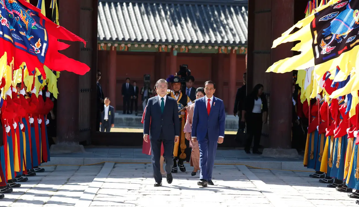 Presiden Joko Widodo dan Presiden Korea Selatan Moon Jae-in memeriksa penjaga kehormatan saat upacara penyambutan di Istana Changdeokgung, Seoul, Senin (10/9). Kunjungan guna meningkatkan hubungan bilateral antara kedua negara (Jeon Heon-kyun/Pool via AP)