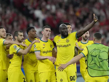 Penyerang Inter Milan Romelu Lukaku (kanan) bersama rekan setim merayakan gol yang dicetaknya ke gawang Benfica pada leg pertama perempat final Liga Champions 2022/2023 di Estadio da Luz, Rabu (12/4/2023) WIB. (AP Photo/Armando Franca)