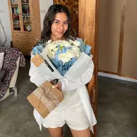 Wajah cerah dan lembap jadi kunci tampilan flawless Adinda Thomas, meski terlihat seperti tanpa memakai makeup (Foto: Instagram @adindathomas)