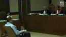 Terdakwa merintangi penyidikan KPK pada kasus korupsi e-KTP, Fredrich Yunadi saat sidang putusan di Pengadilan Tipikor, Jakarta, Kamis (28/6). Atas putusan majelis hakim, terdakwa langsung menyatakan banding. (Liputan6.com/Helmi Fithriansyah)