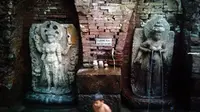 Patung Dewi Sri dan Dewi Laksmi, permaisuri Raja Airlangga, yang disebut Candi Belahan Sumber Tetek di Pasuruan, Jawa Timur. (Liputan6.com/Dhimas Prasaja)