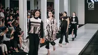 Para model cantik mengenakan busana rancangan Rinda Salmun bertajuk 'No.2' dalam Fashion Nation 2018 di Senayan City, Jakarta, Rabu (18/4). (Liputan6.com/Faizal Fanani)