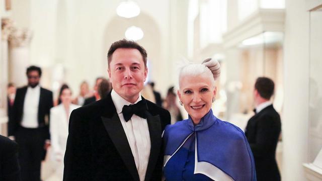Elon Musk dan sang ibu (observer.com)