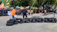 Acara balapan motor di Sumenep dibubarkan paksa karena tetap digelar jelang waktu salat. ©2022 Merdeka.com/Instagram @inijawatimur