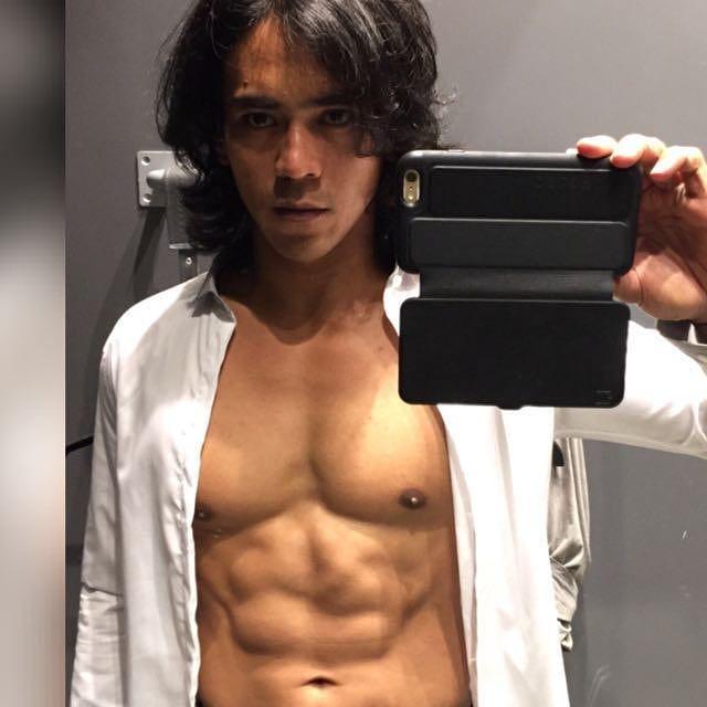 7 Potret Dian Sidik, Tetap Kekar dan Awet Muda Meski Sudah Kepala Empat