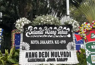 Papan ucapan dari Dedi Mulyadi didominasi warna hitam dengan rangkaian bunga berwarna putih. (Liputan6.com/Winda Nelfira)