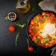Hidangan khas Timur Tengah dan Afrika Utara ini dikenal dengan perpaduan saus tomat berbumbu yang dimasak bersama telur setengah matang di atasnya. [Dok/freepik.com/timolina]