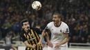 Bek AC Milan, Leonardo Bonucci, duel udara dengan gelandang AEK Athens, Lazaros Christodoupoulos, pada laga Liga Europa di Stadion Olympic, Athens, Kamis (2/11/2017). Kedua klub bermain imbang 0-0. (AP/Thanassis Stavrakis)
