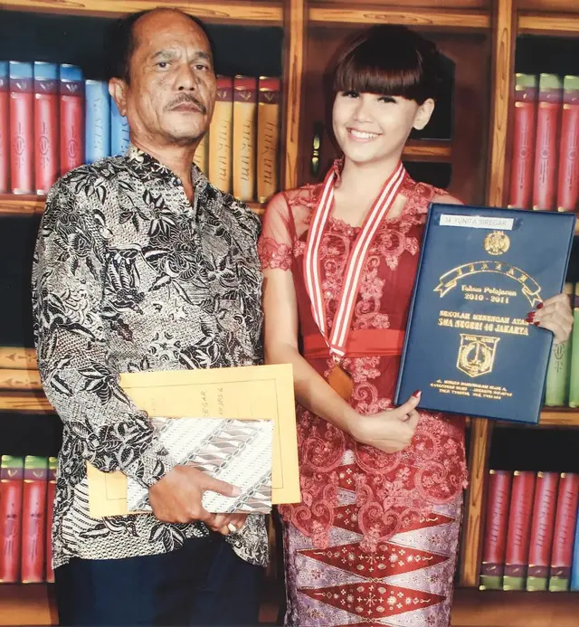 6 Potret masa remaja Yunita Siregar yang bikin pangling, netizen sebut wajahnya mirip Selena Gomez