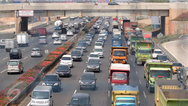 20150930-Pengguna Jalan Tol Meningkat di Tengah Perlambatan Ekonomi-Jakarta