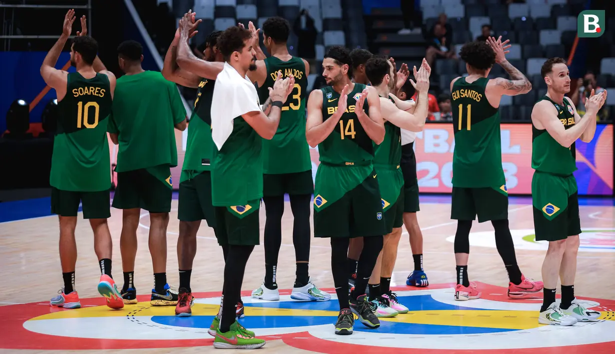 <p>Sejumlah pebasket Timnas Brasil memberikan aplaus kepada penonton setelah memenangkan laga Grup G Piala Dunia FIBA 2023 melawan Iran di Indonesia Arena, Senayan, Jakarta, Sabtu (26/08/2023). (Bola.com/Bagaskara Lazuardi)</p>