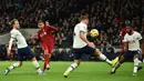 Striker Liverpool, Roberto Firmino, berusaha melepaskan tendangan ke gawang Tottenham pada laga Premier League di Stadion Tottenham, London, Sabtu (11/1). Tottenham kalah 0-1 dari Liverpool. (AFP/Glyn Kirk)