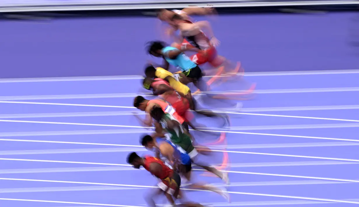 Para atlet bertanding dalam nomor lari 100 meter putra cabang atletik di Olimpiade Paris 2024 di Stade de France, Saint-Denis, Paris, pada 3 Agustus 2024. (Kirill KUDRYAVTSEV/AFP