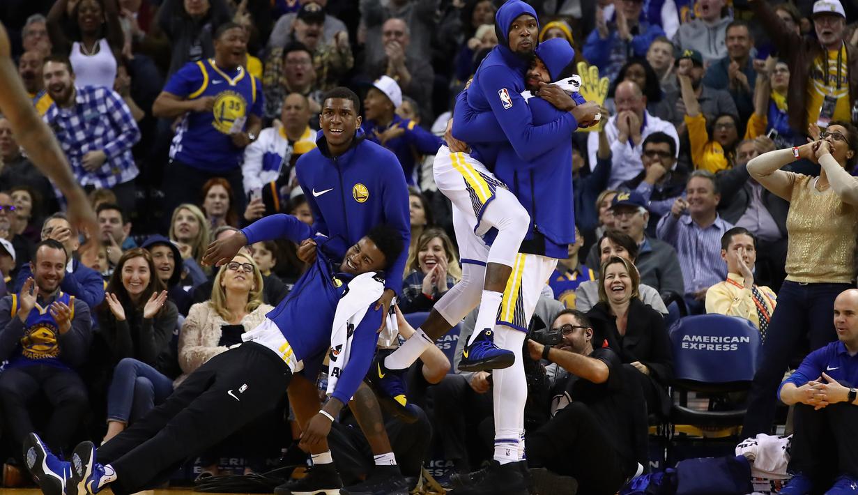 Selebrasi para pemain Golden State Warriors saat timnya mencetak poin melawan Memphis Grizzlies pada laga NBA basketball games di ORACLE Arena, Oakland (20/12/2017). Warriors menang 97-84.   (Ezra Shaw/Getty Images/AFP)