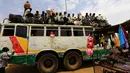 Warga Sudan nekat naik di atap bus saat mudik untuk merayakan Idul Adha, di Ibu Kota Khartoum, Minggu (11/9). Jelang lebaran haji, warga muslim di Sudan kembali ke kampung halaman untuk merayakan bersama keluarga mereka (REUTERS/Mohamed Nureldin Abdallah)