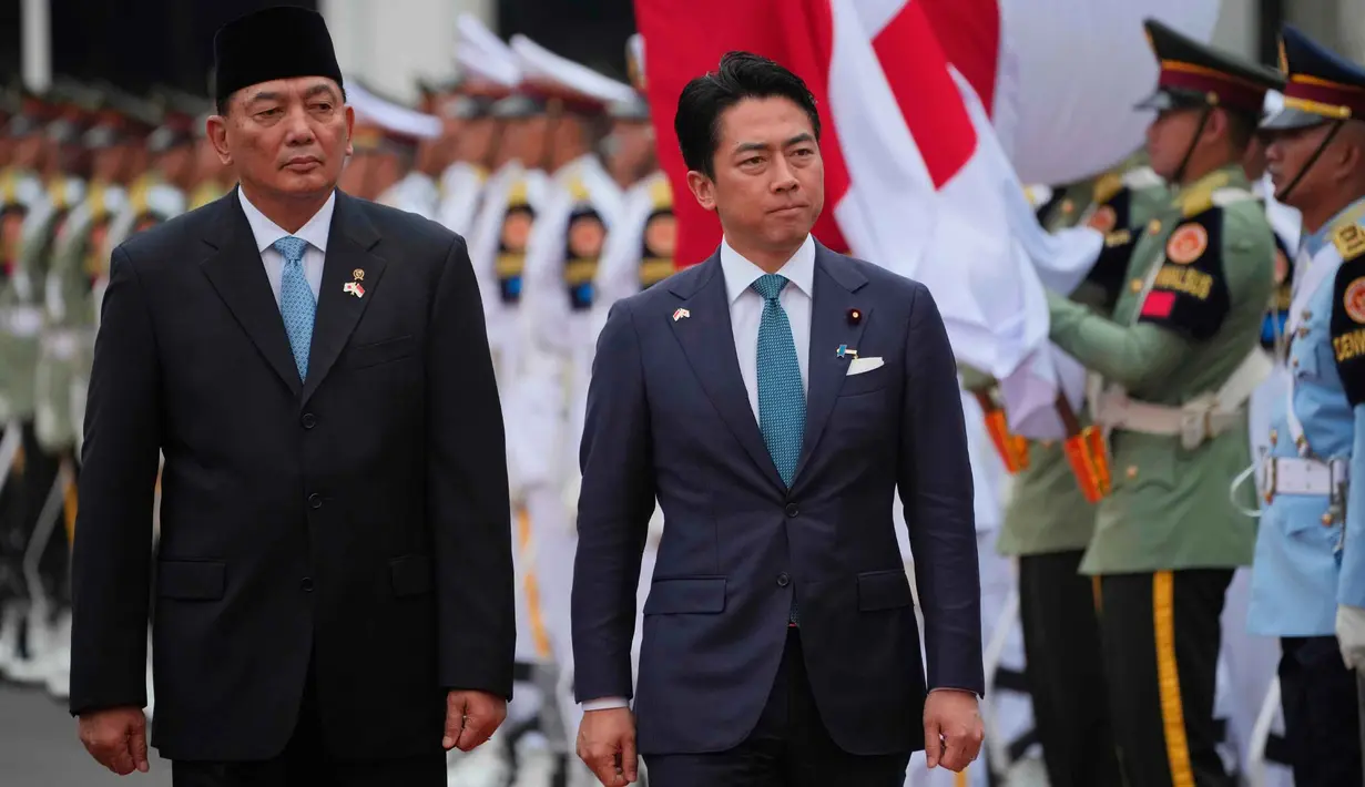 Kedua dijadwalkan akan melakukan pertemuan bilateral yang dirangkai dengan penandatanganan kerja sama kedua negara di bidang pertahanan. Tampak dalam foto, Menteri Pertahanan Republik Indonesia, Sjafrie Sjamsoeddin (kiri), bersama Menteri Pertahanan Jepang Shinjiro Koizumi memeriksa barisan kehormatan selama upacara penyambutan di Jakarta, Senin 4 Mei 2026. (AP Photo/Achmad Ibrahim)