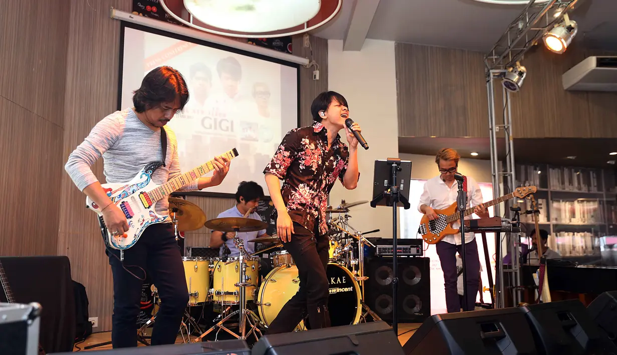 Sembilan lagu yang terdapat dalam album barunya yang berjudul Setia Bersama Menyayangi dan Mencintai. Delapan diantaranya lagu original Gigi, sedangkan satu lagu milik H. Rhoma Irama. (Nurwahyunan/Bintang.com)