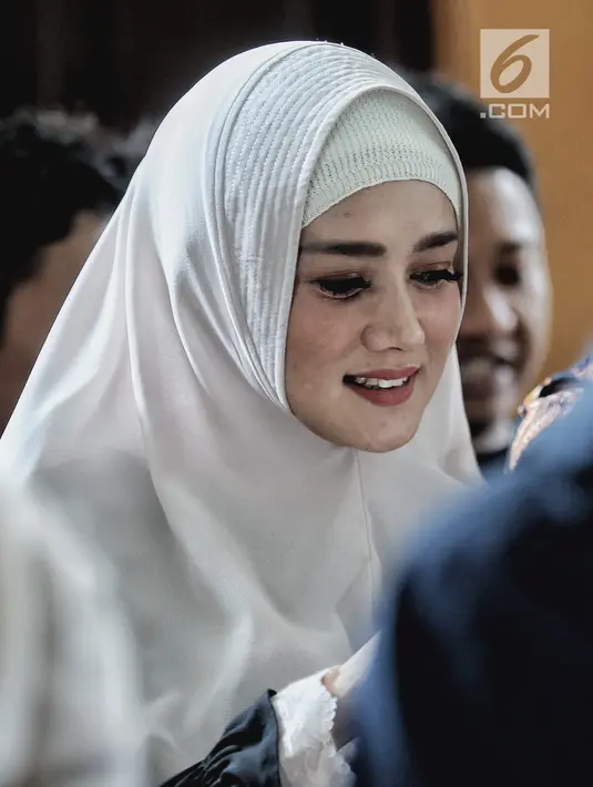Penyanyi sekaligus istri musisi Ahmad Dhani, Mulan Jameela saat menghadiri sidang lanjutan kasus ujaran kebencian yang melibatkan sang suami di PN Jakarta Selatan, Senin (17/9). (Liputan6.com/Faizal Fanani)