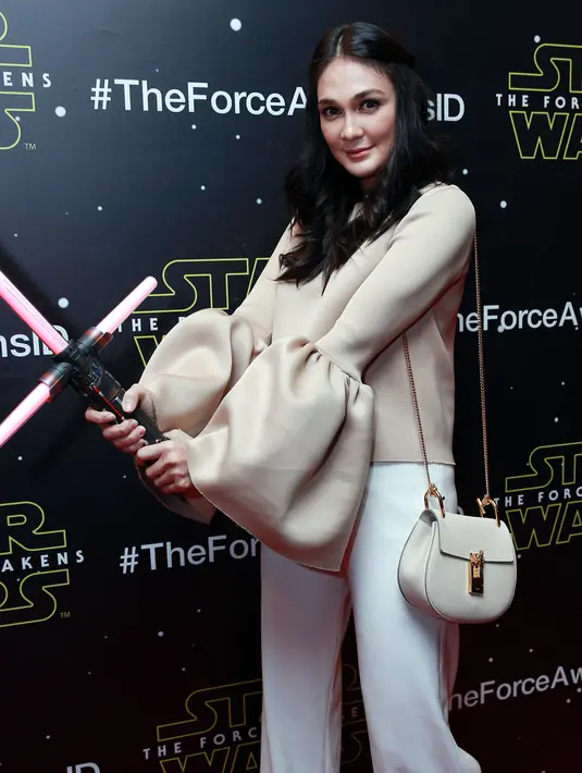 Ketika dijumpai di kawasan Sudirman, Jakarta Selatan, Kamis (26/11/2015), Luna Maya mengaku jika produknya mulai dilirik negara tetangga. Mulai dari Singapura, Malaysia, hingga Australia. (Deki Prayoga/Bintang.com)