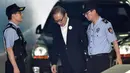 Mantan presiden Korsel Lee Myung-bak bersiap menjalani persidangan di pengadilan Seoul (6/9). Lee juga dituduh memindahkan dokumen kepresidenan secara ilegal dari Gedung Biru kepresidenan ke gedung pribadinya setelah pensiun. (AFP Photo/Jung Yeon-je)