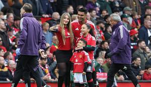 Gelandang Manchester United, Casemiro dan keluarga, berfoto bersama di lapangan setelah pertandingan kandang terakhir Setan Merah musim ini kontra Nottingham Forest di Old Trafford, Manchester, Minggu (17/5/2026). (Darren Staples / AFP)
