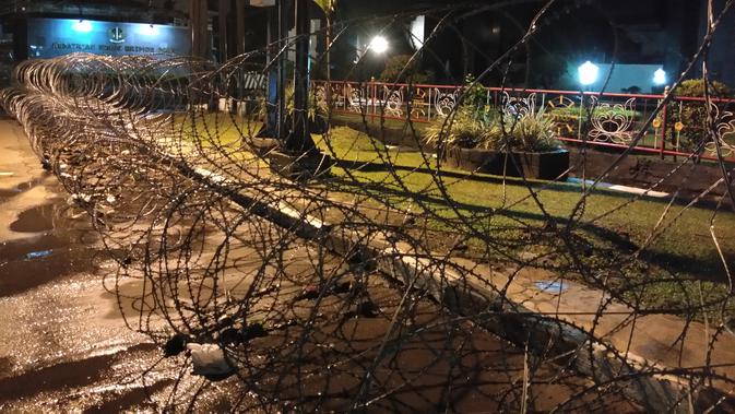 Kawat berduri yang dipasang di depan pintu gerbang utama Mako Brimob jelang kebebasan Ahok. (Liputan6.com/Ady Anugrahadi)