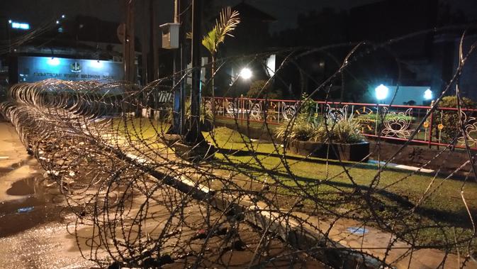 Kawat berduri yang dipasang di depan pintu gerbang utama Mako Brimob jelang kebebasan Ahok. (Liputan6.com/Ady Anugrahadi)