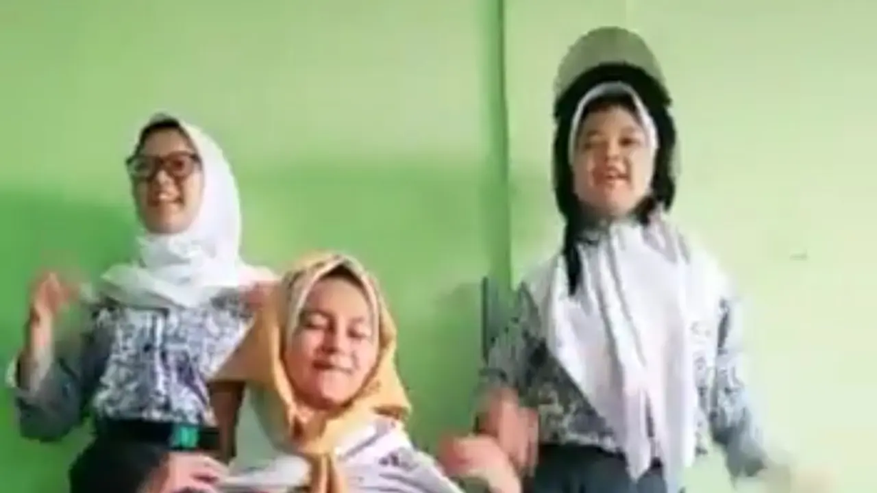 Anak sekolah joget asik