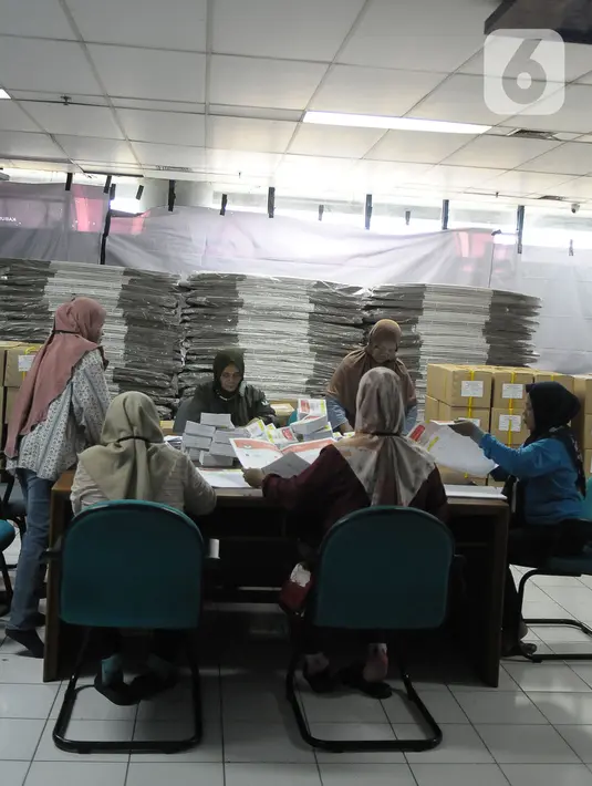 Ada 22.515 lembar surat suara Pemilu 2024 yang harus disortir dan dilipat. (merdeka.com/Imam Buhori)