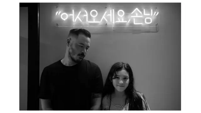 6 Potret Kedekatan Mikha Anak Nafa Urbach dengan Zack Lee Sang Ayah, Kompak