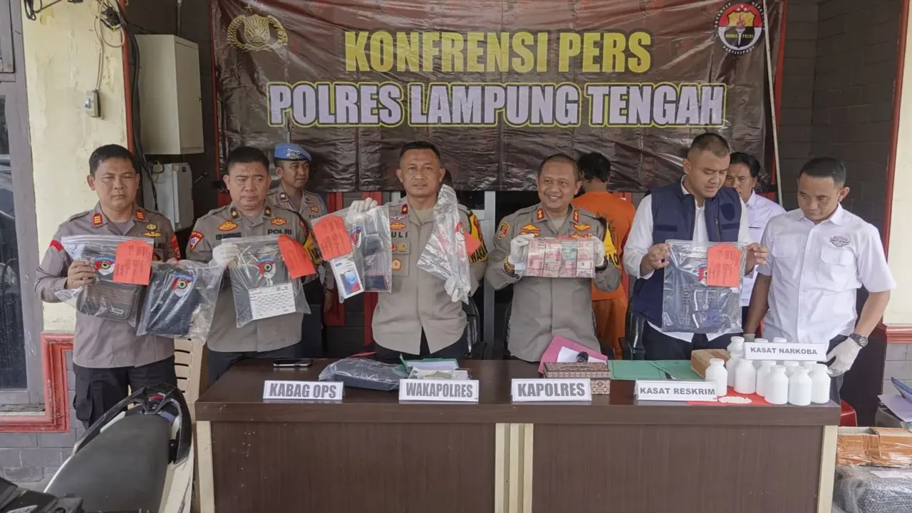 Jumpa pers pengungkapan kasus perampokan disertai pembunuhan rumah milik bos ruko sembako di Mapolres Lampung Tengah. Foto : (Istimewa).