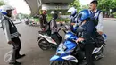 Petugas Dishub menghentikan pengendara motor yang melawan arus di putaran bawah jembatan layang Kalibata atau tepatnya setelah perlintasan kereta api arah Taman Makam Pahlawan Kalibata, Jakarta, Rabu (16/12/2015). (Liputan6.com/Yoppy Renato)